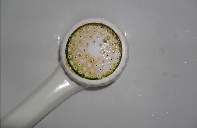 Cách làm sạch limescale bám trên vật dụng và thiết bị nhà tắm 2