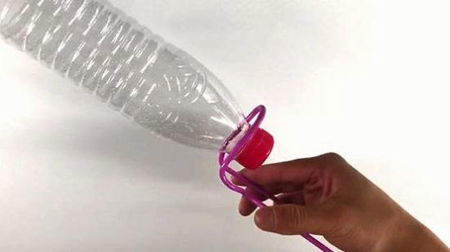 thông bồn cầu bằng chai nhựa