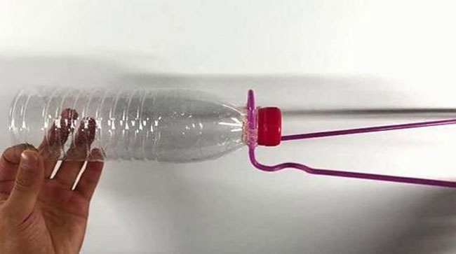 hoàn thành công cụ thông bồn cầu bằng chai nhựa