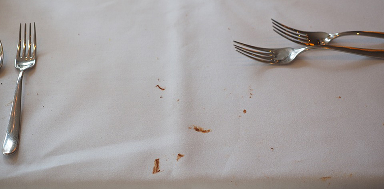 Làm cách nào để loại bỏ thực phẩm và dầu mỡ bẩn ra khỏi khăn trải bàn