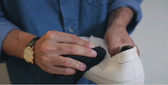 cách làm sạch giày da trắng