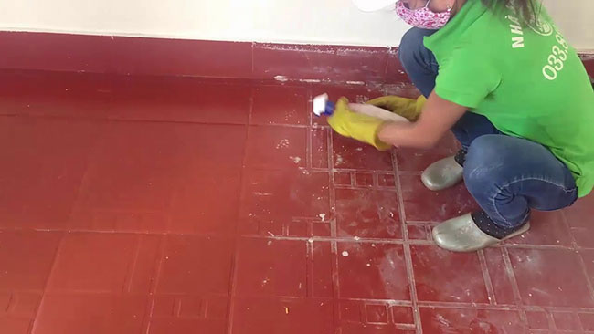 Cách làm sạch vết sơn trên nền gạch đỏ