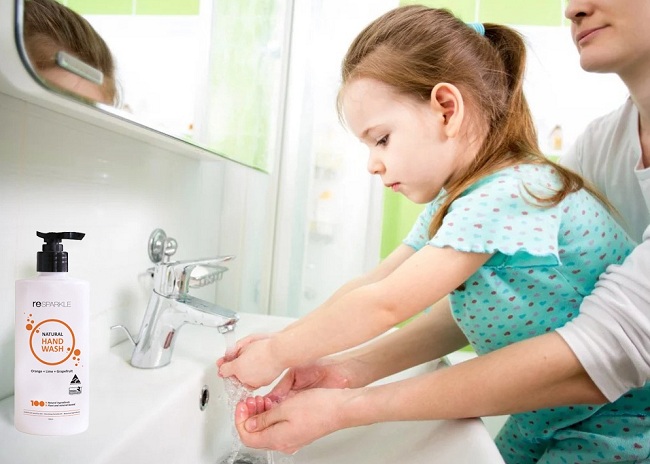rửa tay với nước rửa tay hữu cơ resparkle