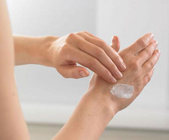 Mẹo giúp bạn phụ hồi da tay bị khô ráp do nước rửa chén