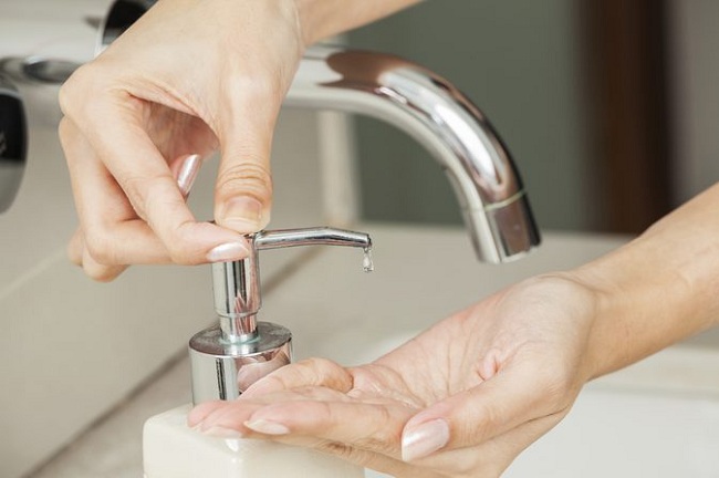 Những lý do khuyên bạn nên ngưng sử dụng nước rửa tay khô từ chuyên gia
