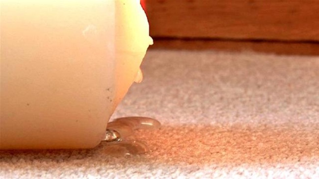 Làm cách nào để lau sáp nến bám trên sàn gỗ mà không làm trầy?