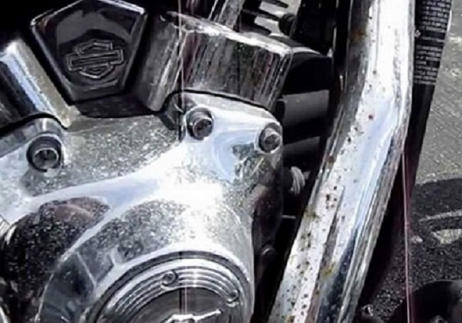 Cách đơn giản chùi rửa vết gỉ sét trên xe máy hiệu quả nhất