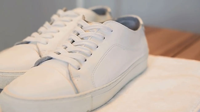 Cách làm sạch giày da trắng