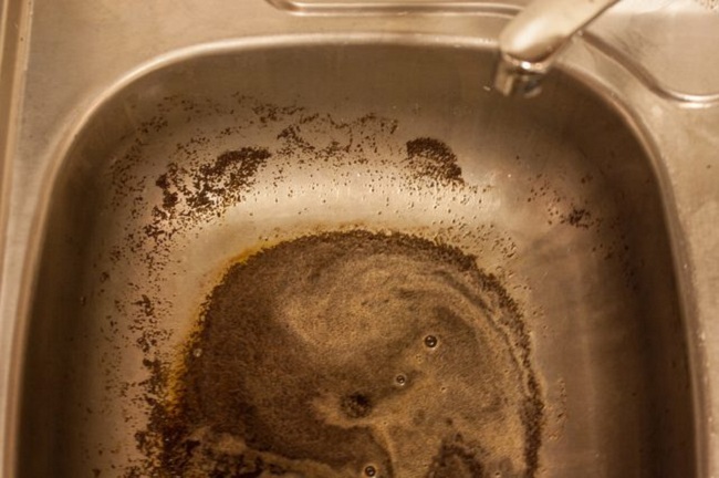 Cách xử lý tắc nghẽn bồn rửa bát do bã cà phê hiệu quả nhất