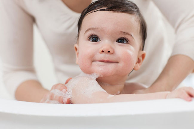 Điều các bà mẹ PHẢI biết khi lựa chọn sữa tắm cho trẻ sơ sinh