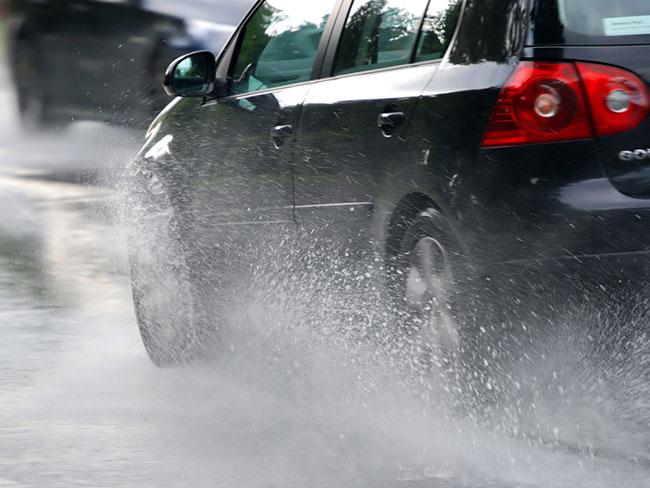 Làm sao để xử lý mùi hôi, ẩm mốc trên xe oto vào mùa mưa